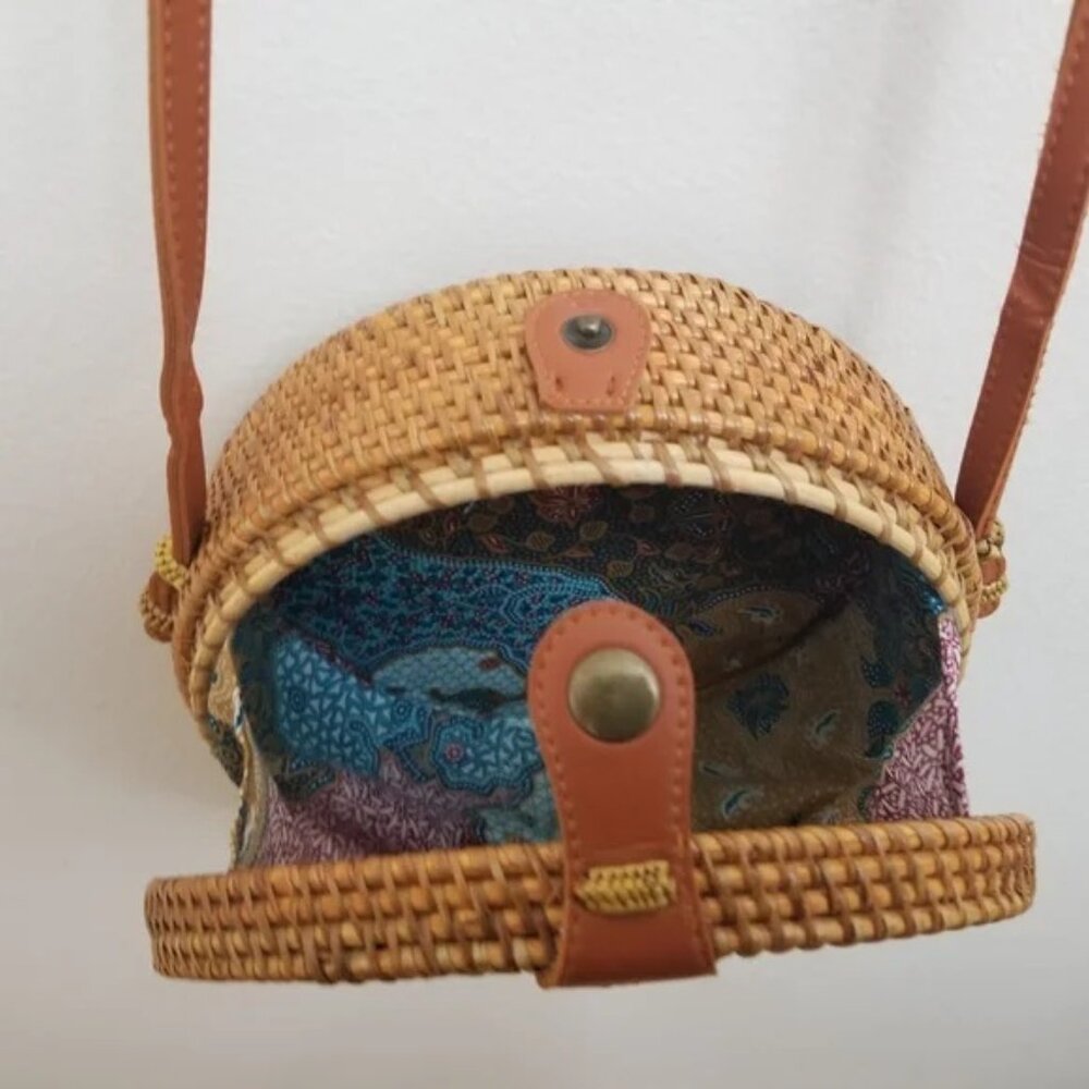 Round Rattan Crossbody Bag. - Picture 6 of 11